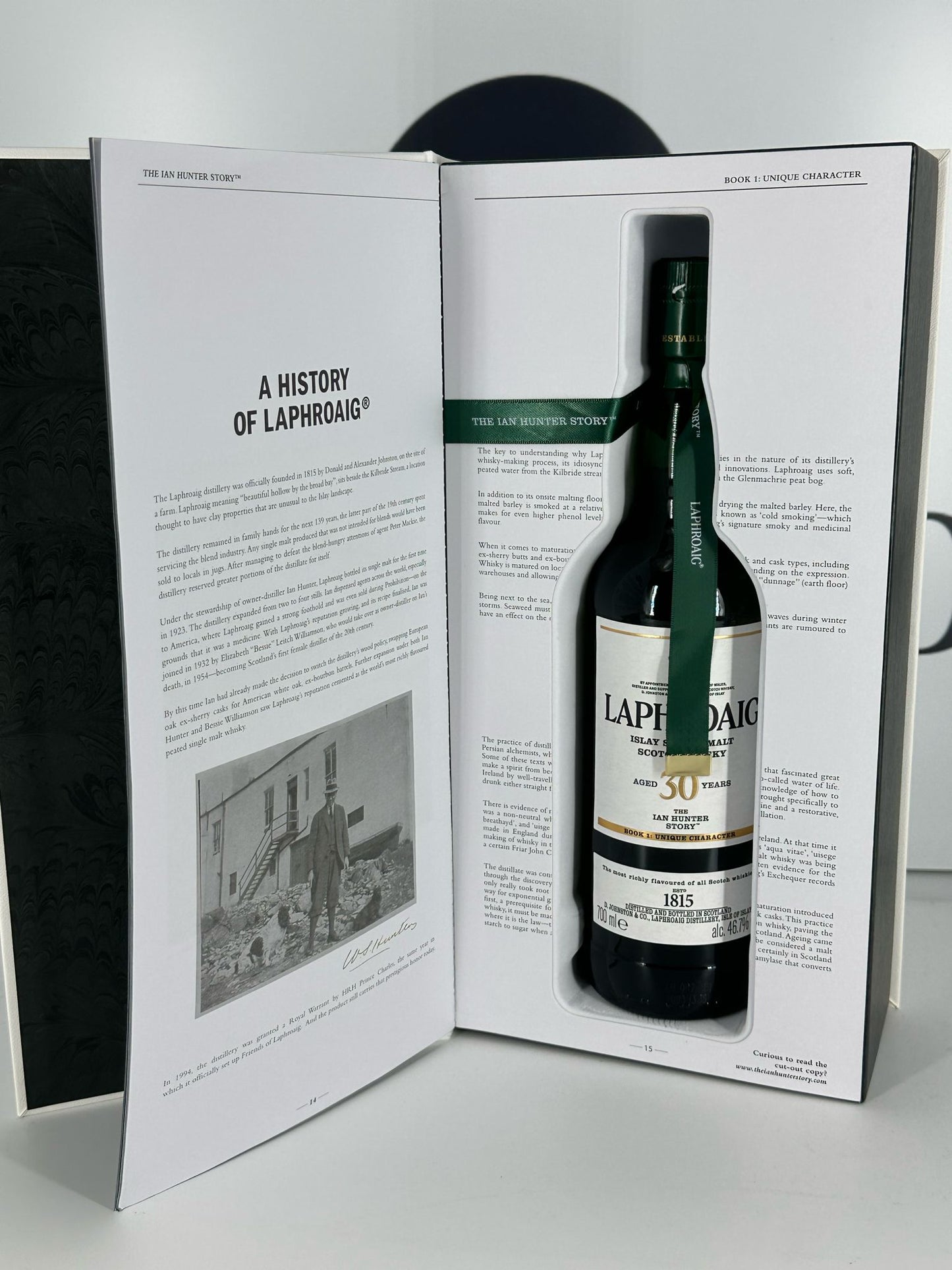 Laphroaig 30 years - The Ian Hunter Story - Book No.1